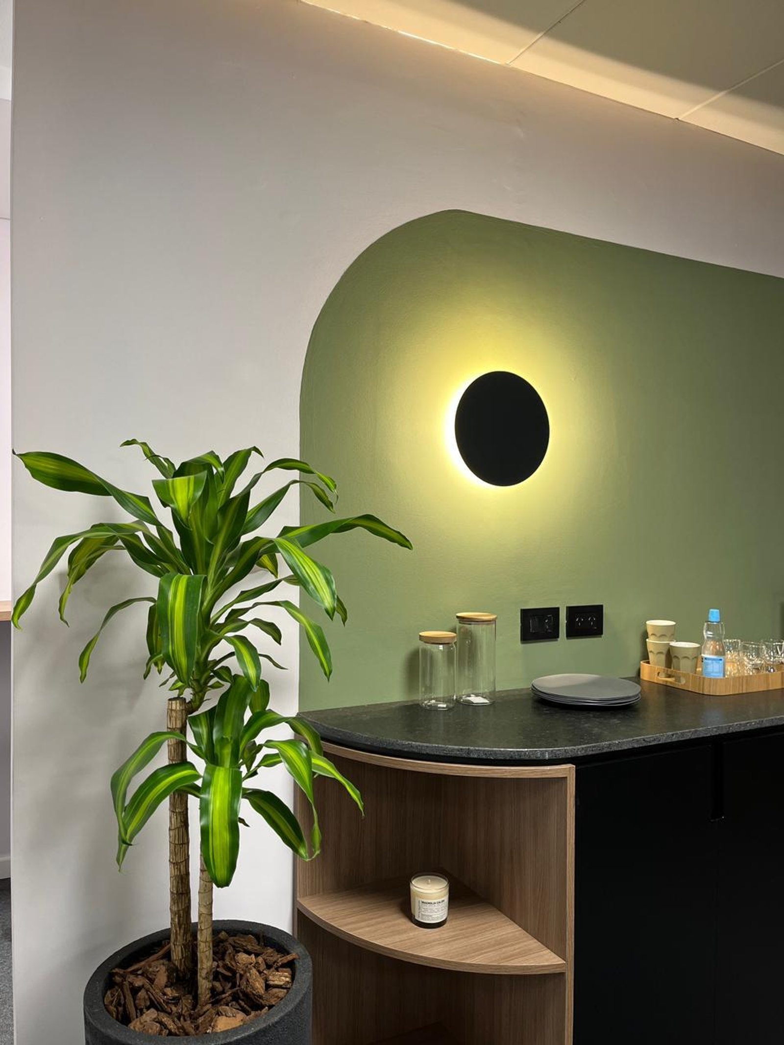 Espacio comercial moderno con planta grande, pared curva y luz circular — proyecto Oficinas Cordoba, por Arcucci Arquitectura, en Av. Córdoba